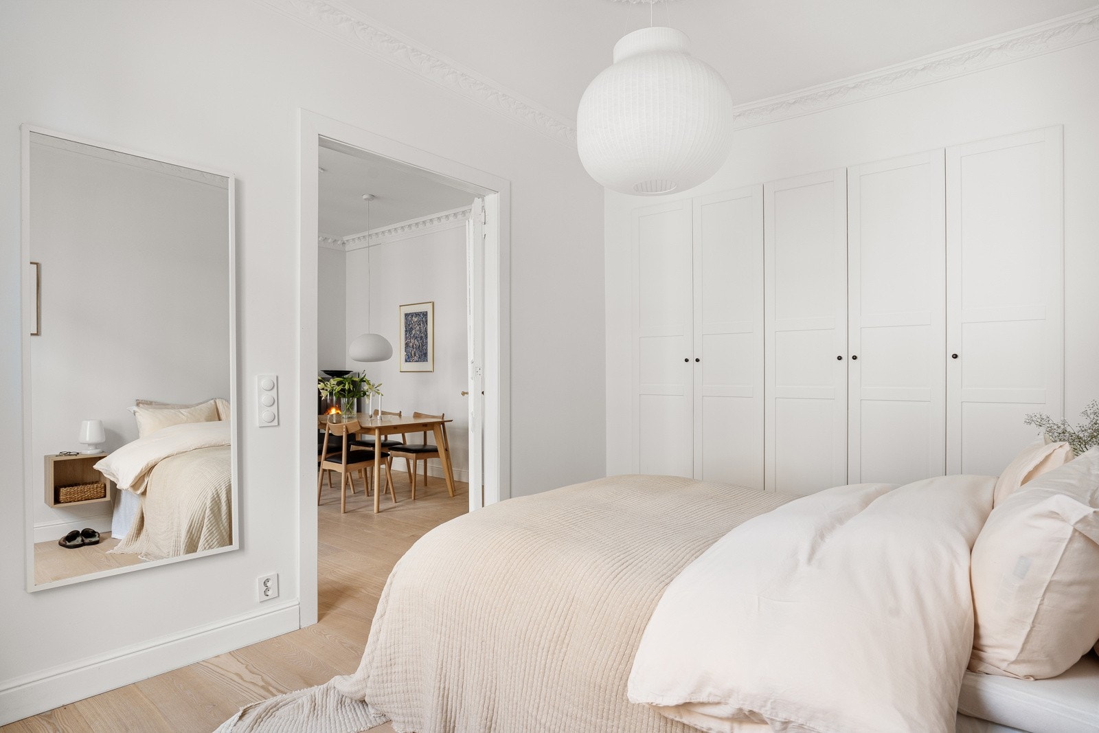 Nylig oppgraderte garderobeskap, spesialtilpasset og integrert. Galleribilde