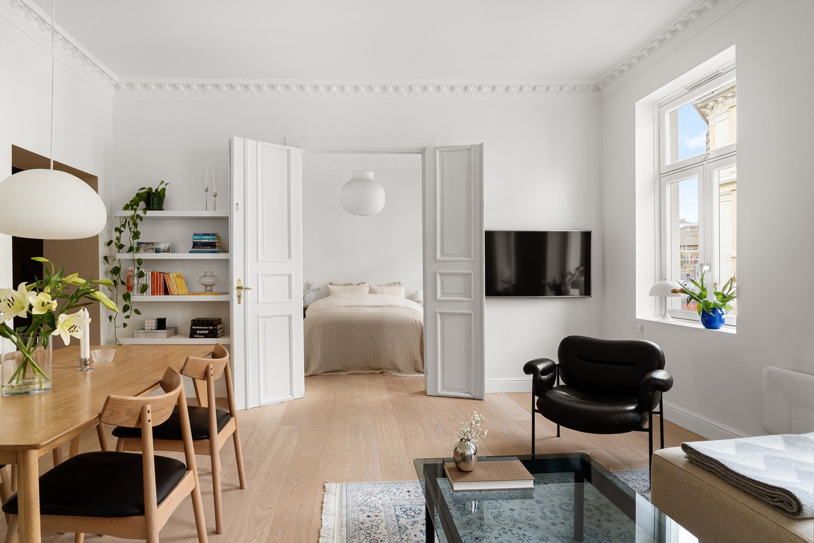 Peter Hørte Lunde v/ PrivatMegleren Aksept ønsker deg velkommen til en klassisk og gjennomført Frognerleilighet i et av byens mest attraktive boligområde. Galleribilde