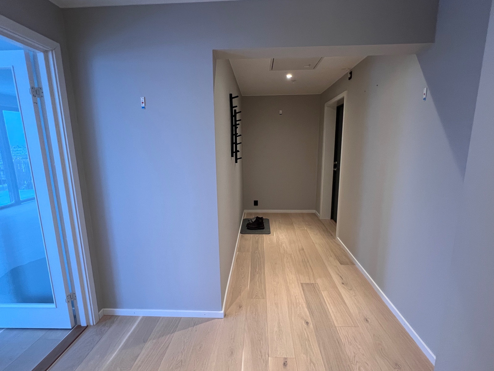 Gang sett mot inngangsdør Galleribilde