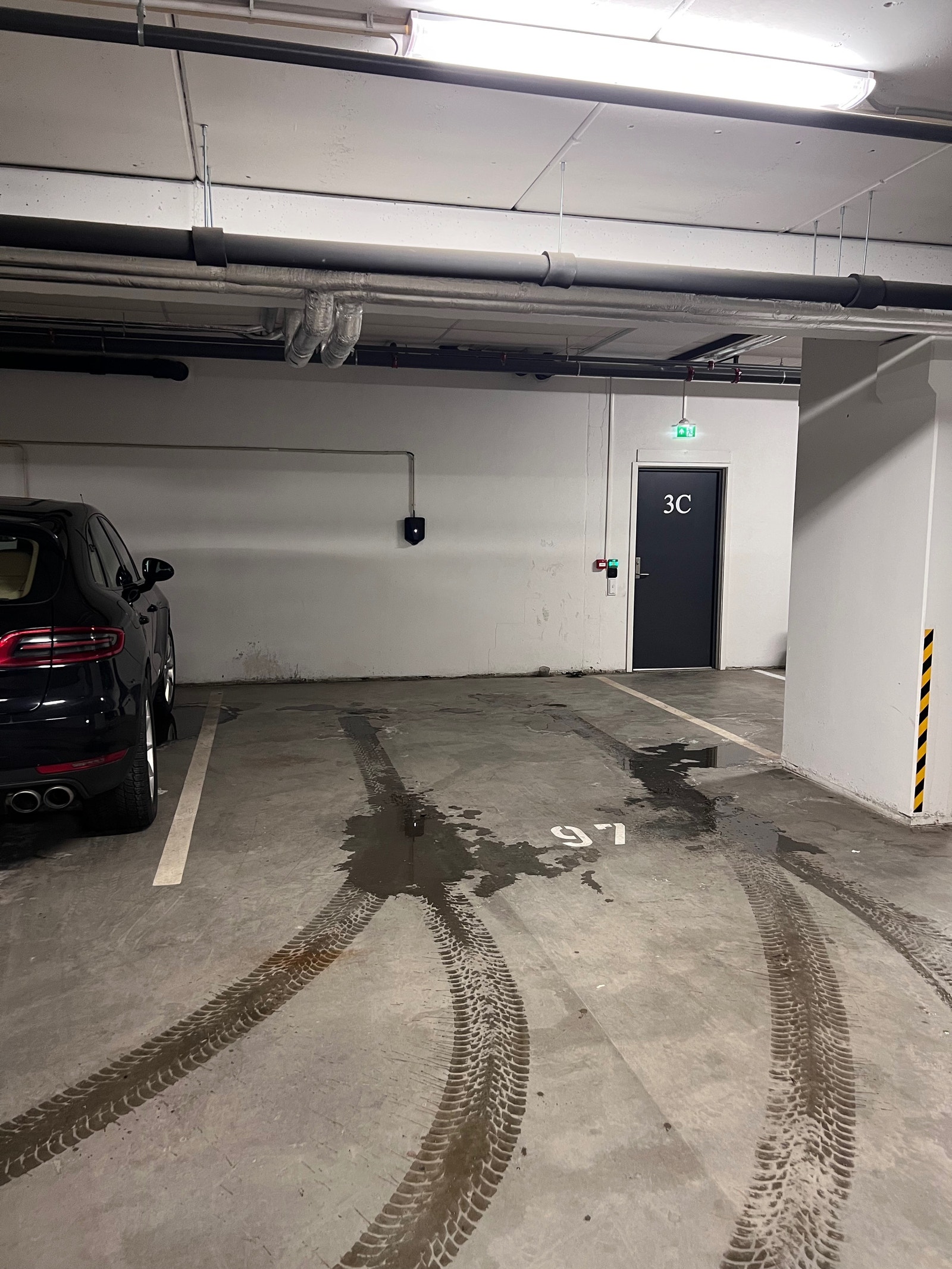 1,5 bredde garasjeplass i med elbillader. Galleribilde