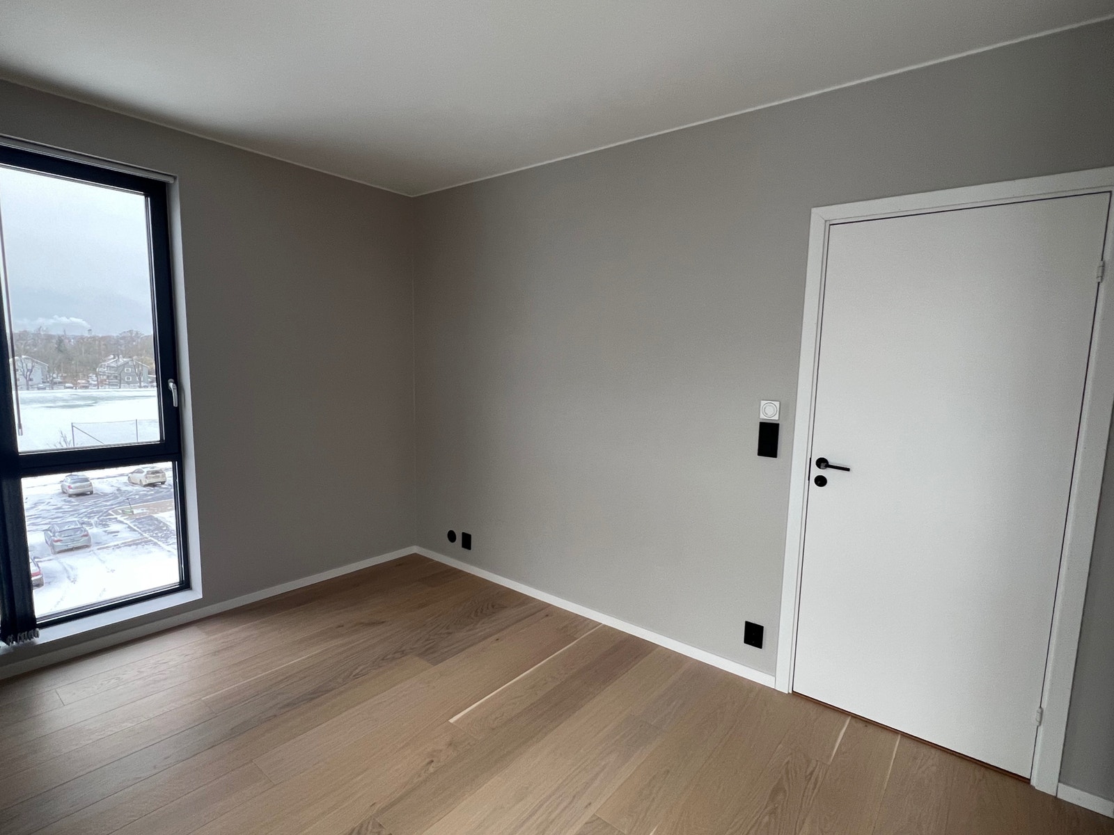 Soverom sett mot dør til stue Galleribilde