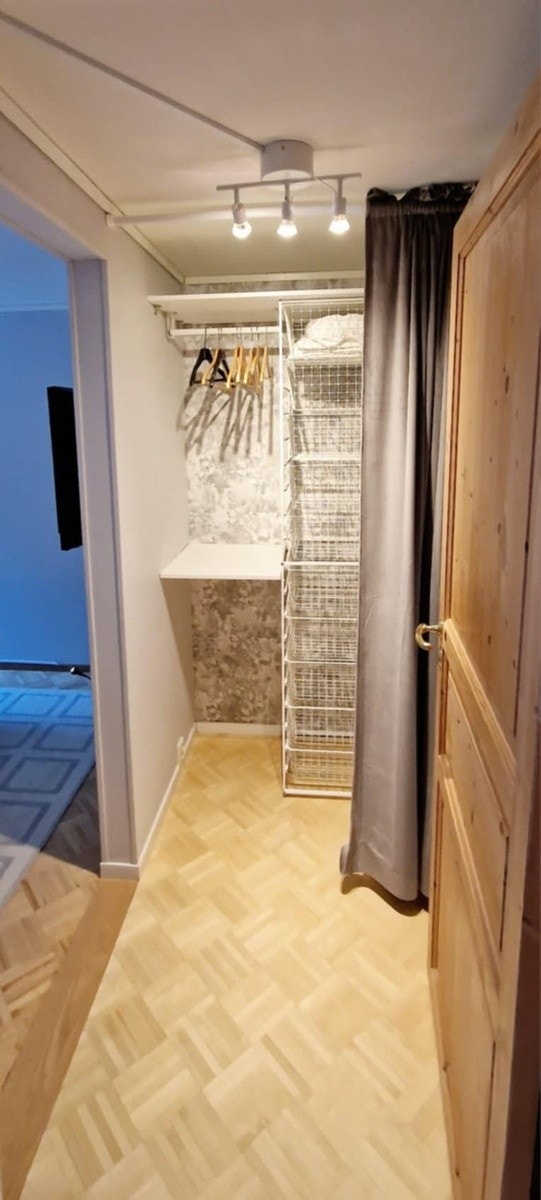 Garderobe i tilknytning til soverommet Galleribilde