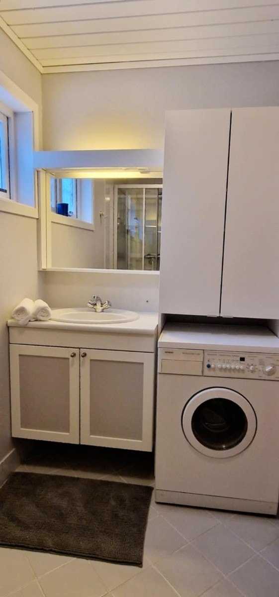 Bad med vaskemaskin Galleribilde