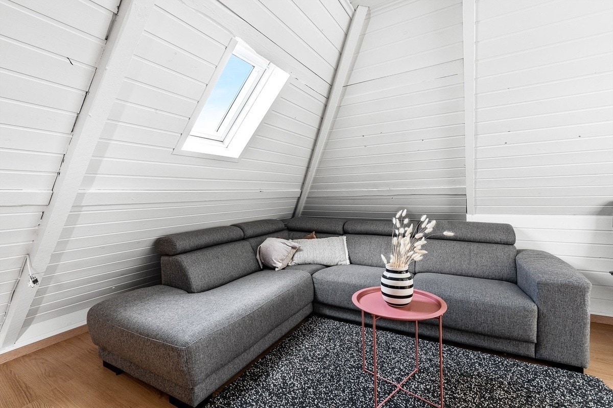 Lys, trivelig og romslig stue Galleribilde