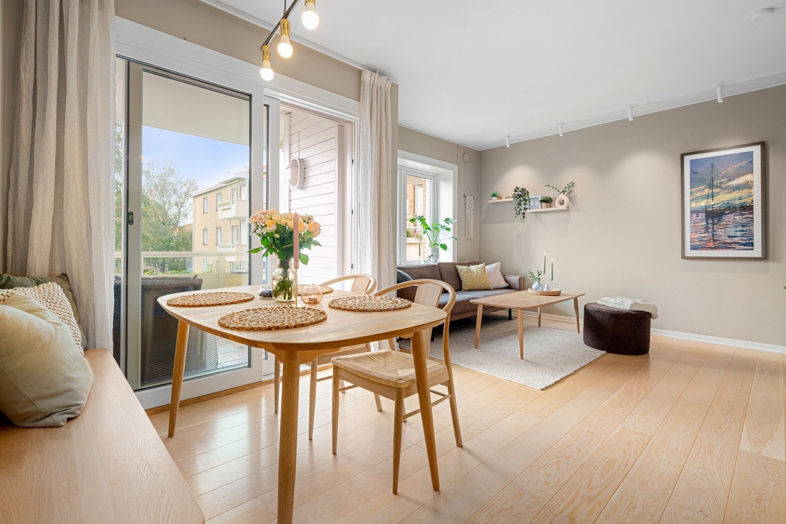 En lys og pen 4-roms leilighet med god standard og solrik vestvendt balkong. Galleribilde