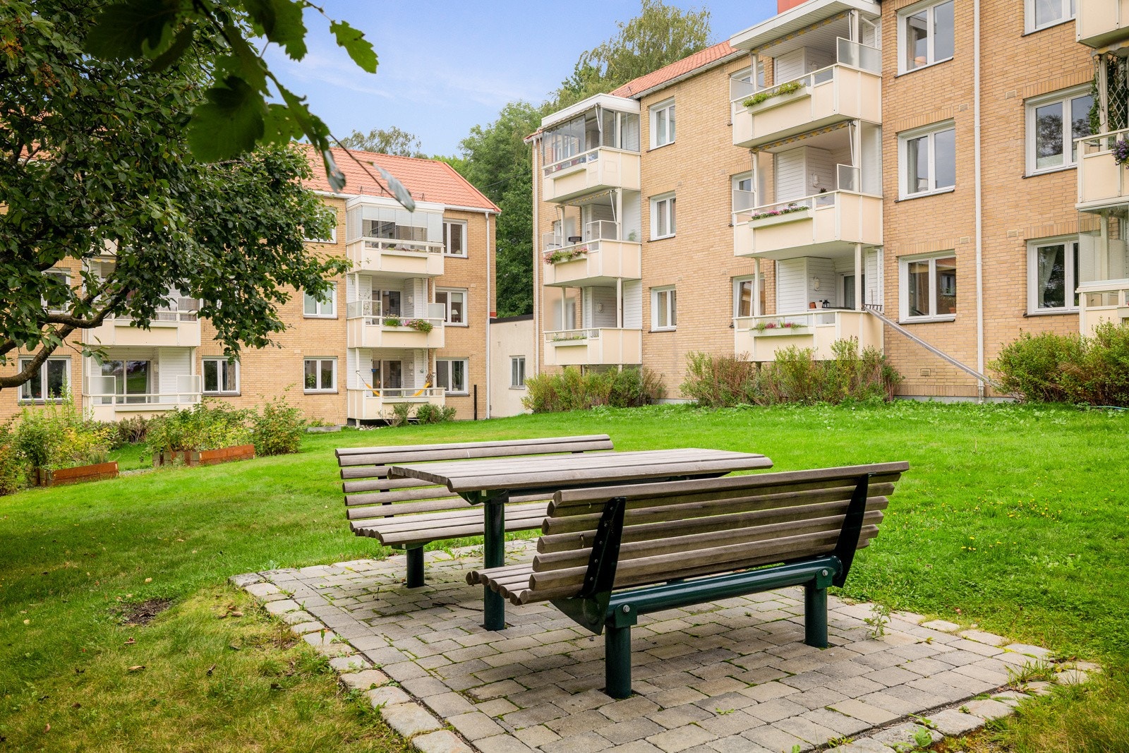 Leiligheten har en fin beliggenhet i parkmessige omgivelser på Ekeberg. Her er det rolig og fredelig, godt naboskap, kort vei til barnehager og skole, samtidig som sentrum er en veldig kort busstur unna. Galleribilde