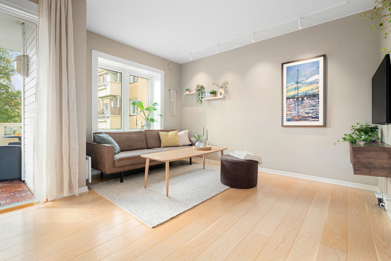 Leiligheten ligger i byggets høye 1. etasje, og har en god planløsning som utnytter plassen optimalt. Galleribilde