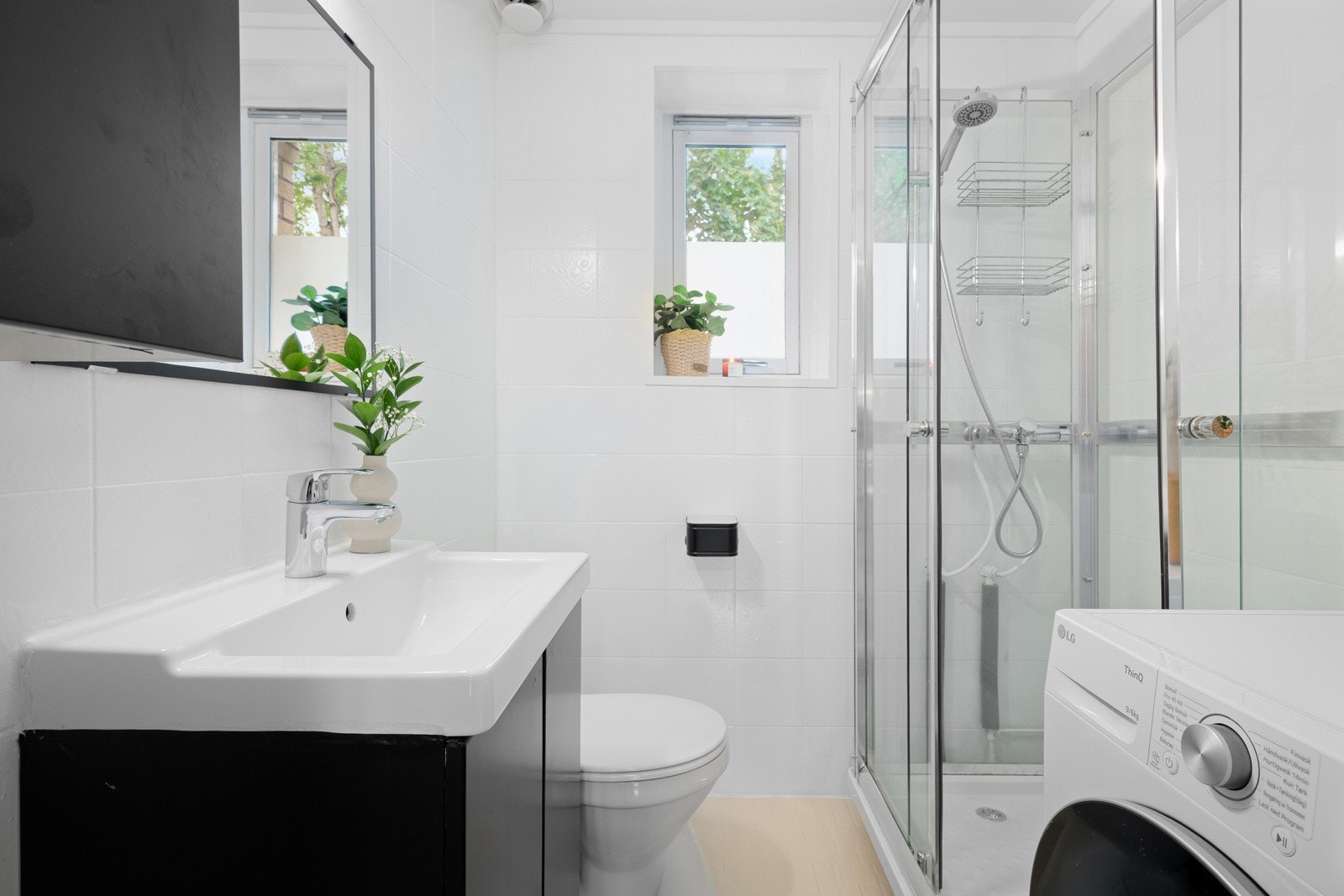 Leiligheten har et lyst flislagt baderom fra ukjent årstall. Baderommet har fliser på gulv og vegger, elektrisk gulvvarme og et vindu som slipper inn naturlig dagslys. Galleribilde