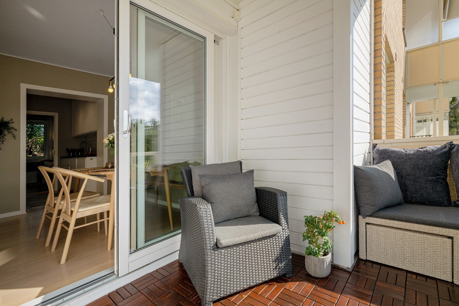 Balkongen er overbygget, har treheller på gulv og god plass til sittegruppe etter eget ønske og behov. Det er også montert utebelysning på vegg. Galleribilde