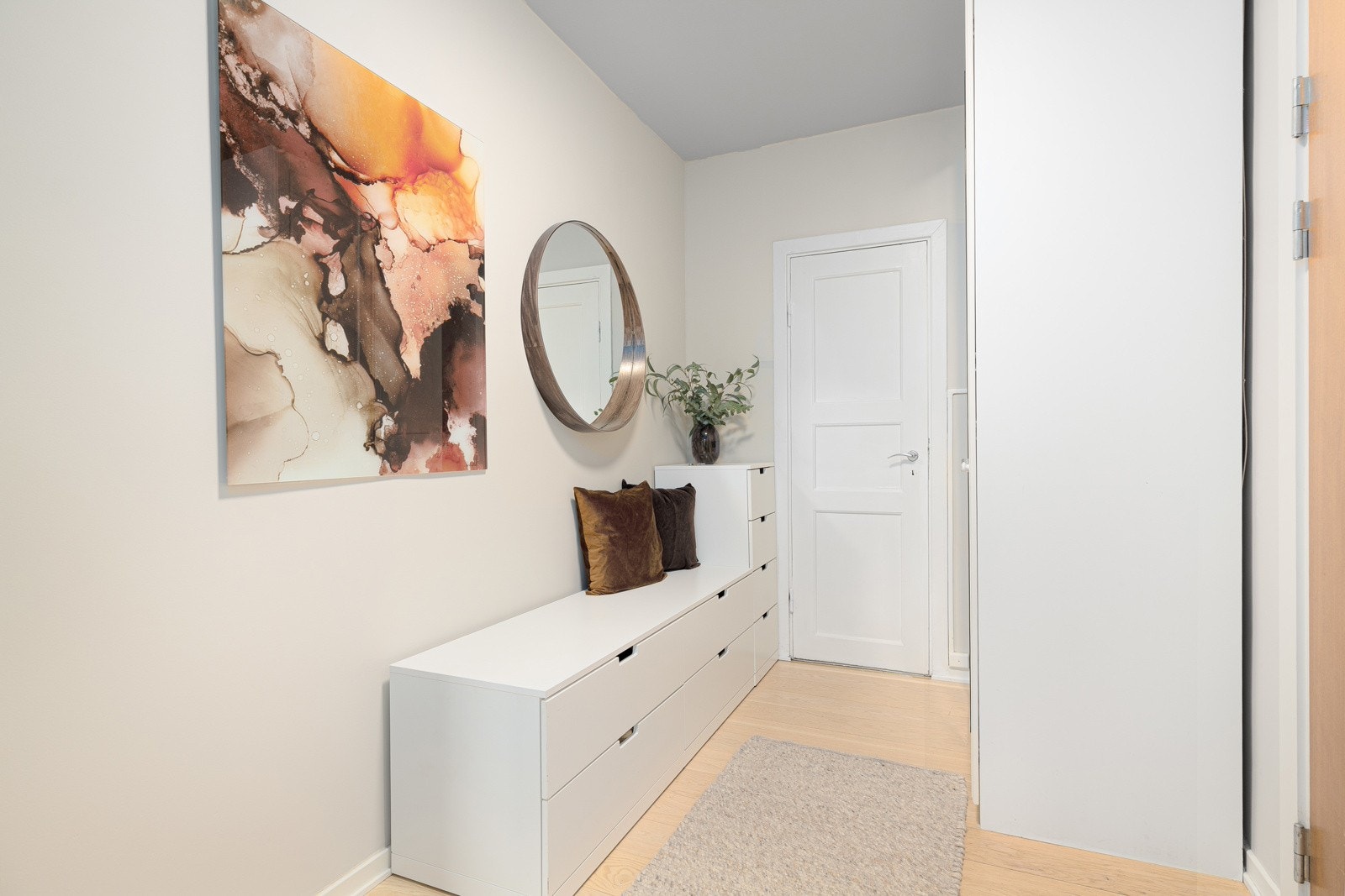 I entréen har du god plass til sko og yttertøy i medfølgende garderobeskap, samt ytterligere plass til oppheng, skoskap eller kommoder. Galleribilde