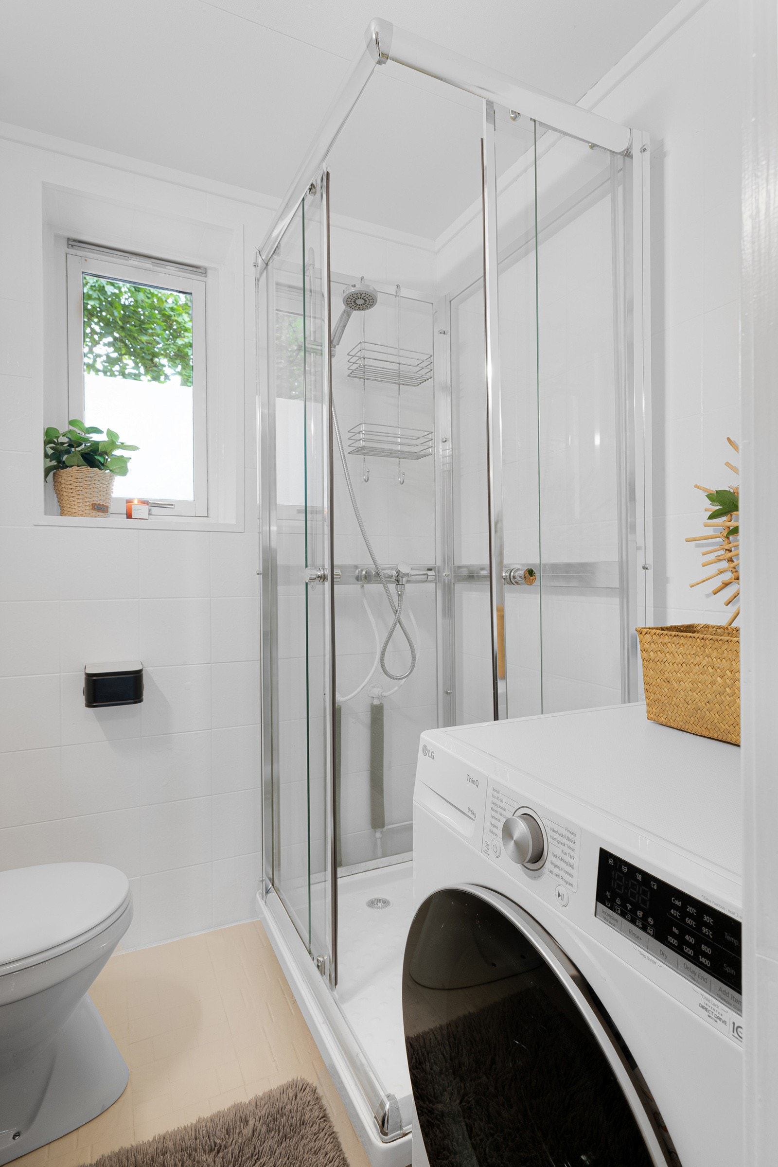 Baderommet er også utstyrt med dusjkabinett, toalett og opplegg for vaskemaskin. Galleribilde