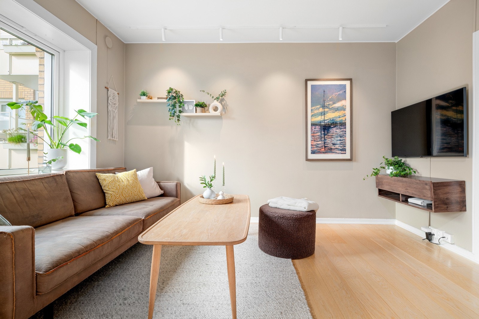 Stuen er enkel å møblere med sofa med salongbord, mediemøblement med tv og et spisebord. Galleribilde