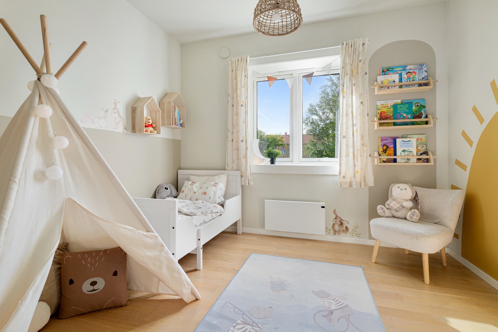 Soverom 2 er også et lyst og fint rom av god størrelse. Rommet er i dag innredet som et nydelig barnerom og er malt med fine detaljer på veggene. Galleribilde