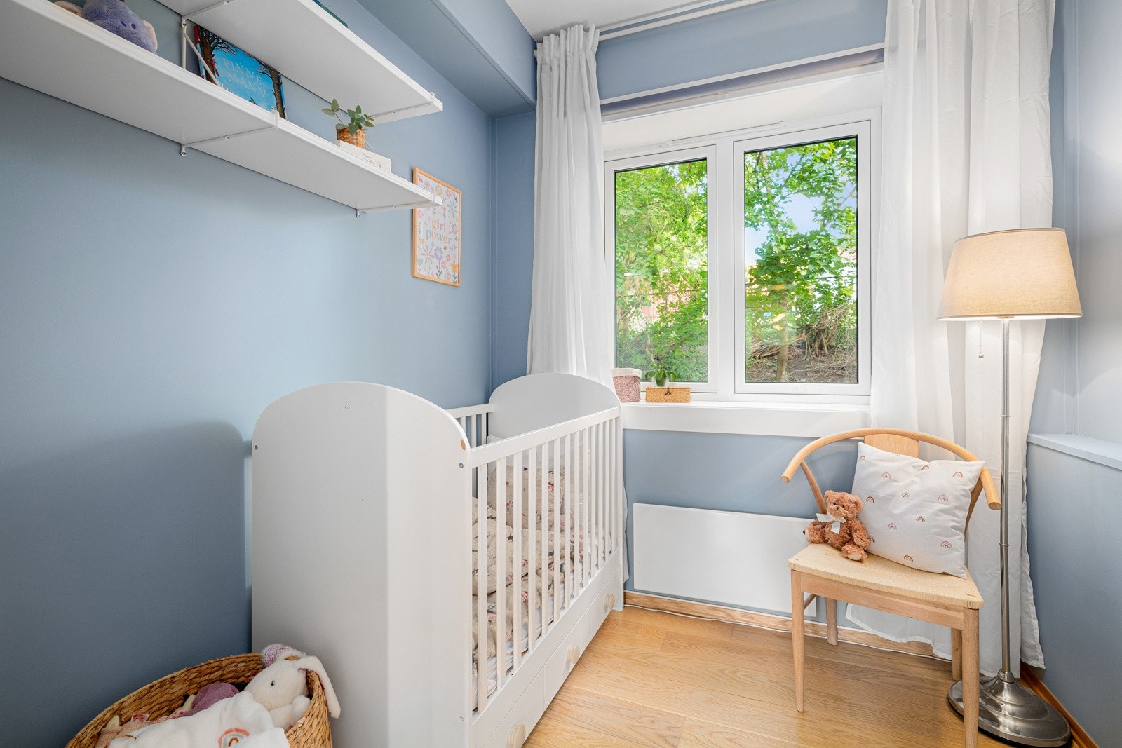 Soverom 3 er et lite koselig soverom som passer fint som barnerom eller kontor. Samme gode og moderne standard som resten av leiligheten med enstavs parkett på gulv og glatte malte overflater. Galleribilde