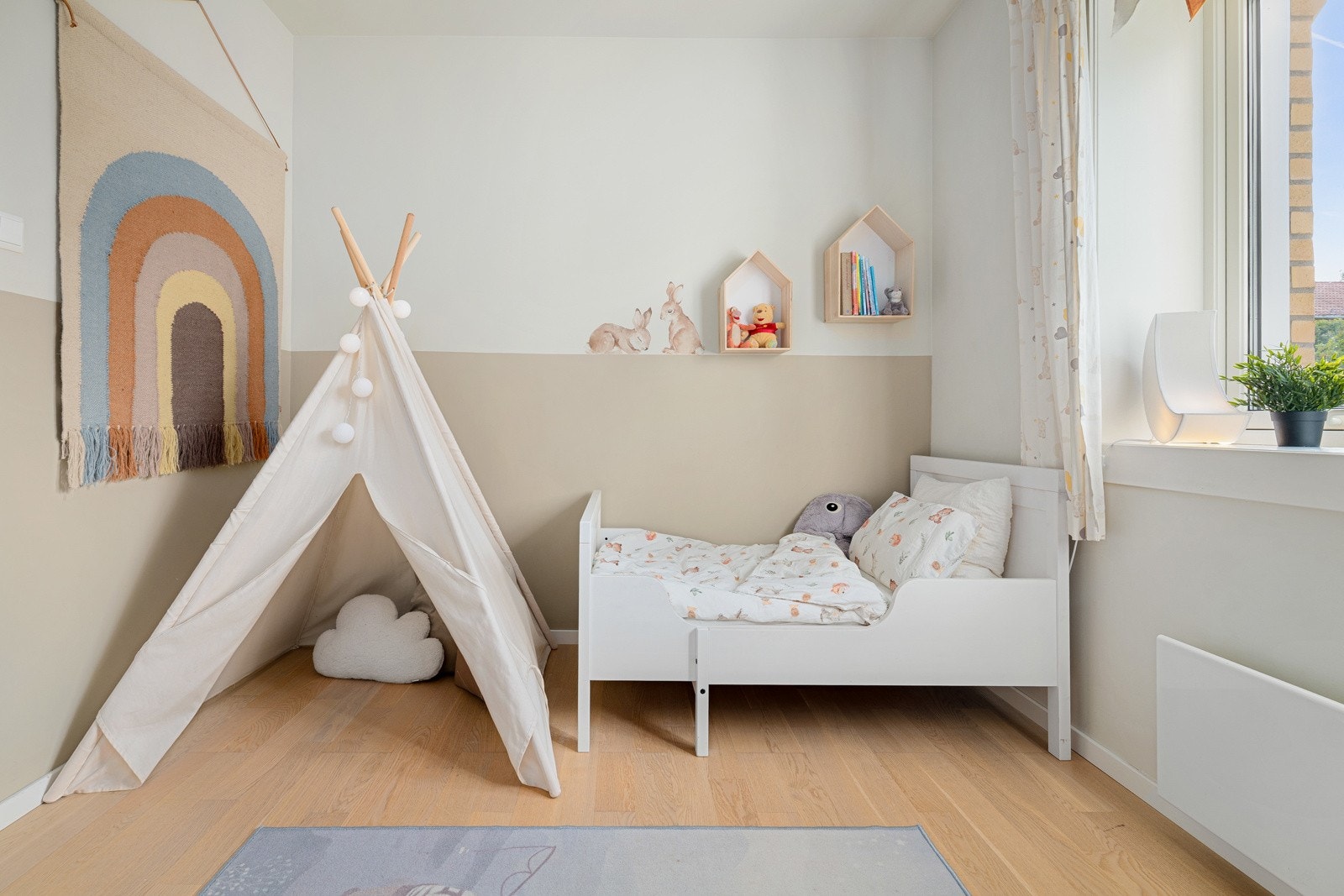 Moderne standard med flott enstavs parkett på gulv. På soverommet har du plass til seng, kontorpult og garderobeløsninger etter eget ønske og behov. Galleribilde