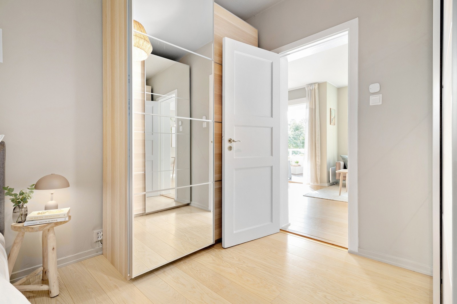 Rikelig med oppbevaringsplass i to store skyvedørsgarderober som medfølger i handelen. Galleribilde