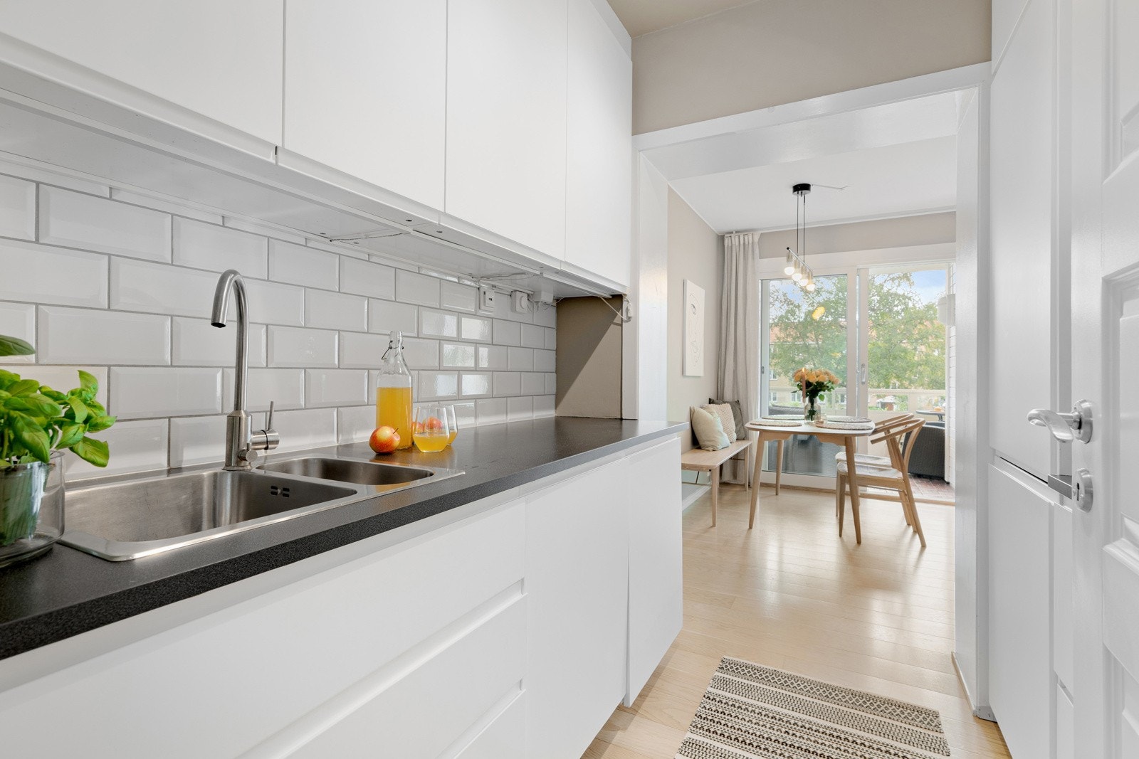 Kjøkkenet ligger i en fin delvis åpen løsning med stuen, naturlig tilbaketrukket, men samtidig åpent og sosialt. Galleribilde