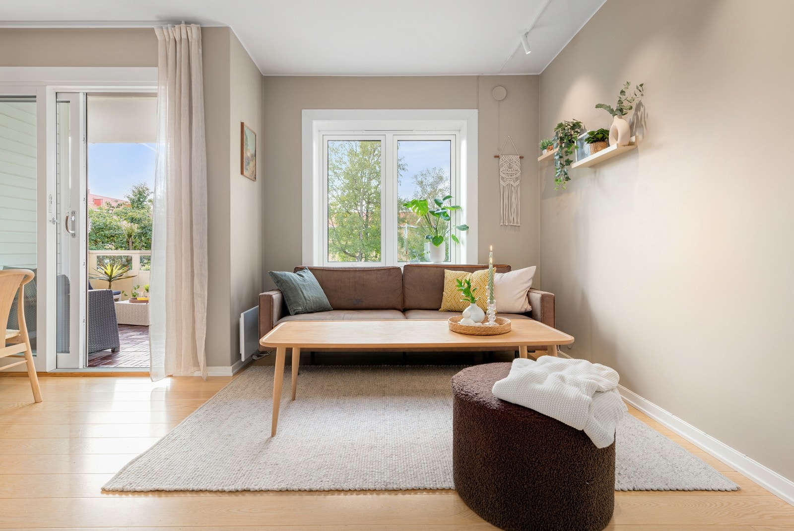 De store vindusflatene slipper inn rikelig med naturlig lys. Det er fine brede vinduskarmer som er perfekte for planter og dekor. Galleribilde