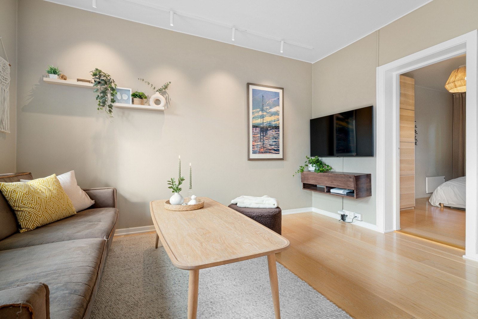 God og moderne standard med lys enstavs parkett på gulv og glatte overflater malt i en innbydende farge. Galleribilde