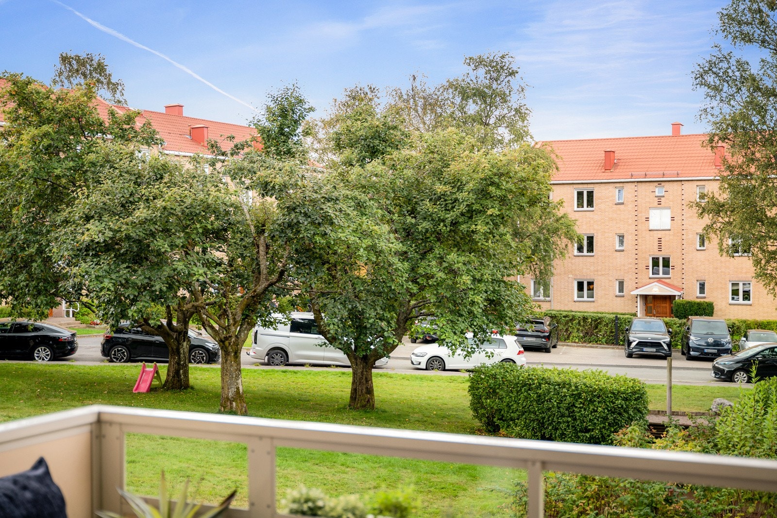 Hyggelig utsyn over borettslagets grønne fellesarealer. Galleribilde