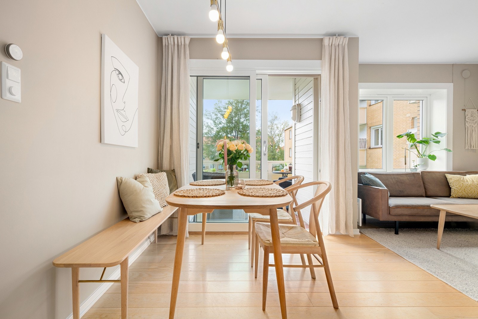 Lysinnslippet sammen med den gode takhøyden på ca. 2,57 meter bidrar til en god og luftig romfølelse. Galleribilde