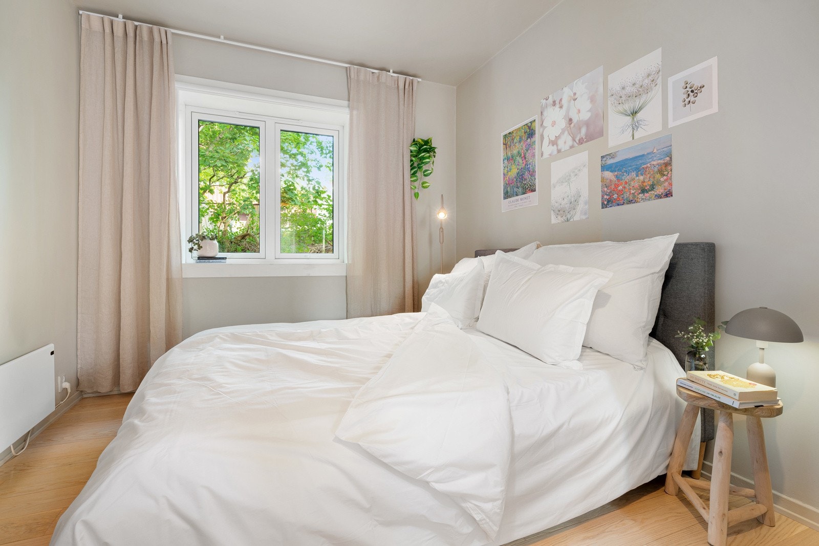 Soverommet har et stort vindu som slipper inn fint lys, samtidig som det er lite innsyn og frodig utsyn. God takhøyde på ca. 2,57 meter bidrar til en luftig romfølelse. Galleribilde