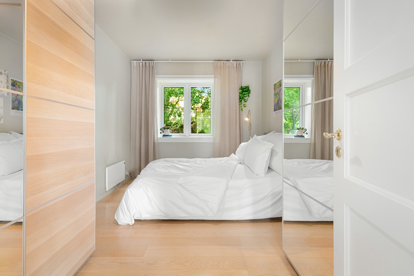 Soverommet har god standard med enstavs parkett på gulv og glatte overflater som ble sparklet, pusset og malt i 2022. Galleribilde