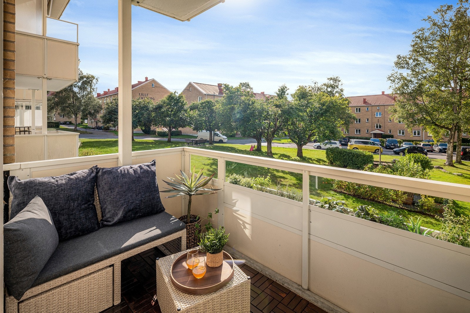 Beliggenheten mot vest sørger for gode solforhold. Selger opplyser om at sola kommer fram i 14 tiden og varer langt utpå kvelden på sommeren. Galleribilde