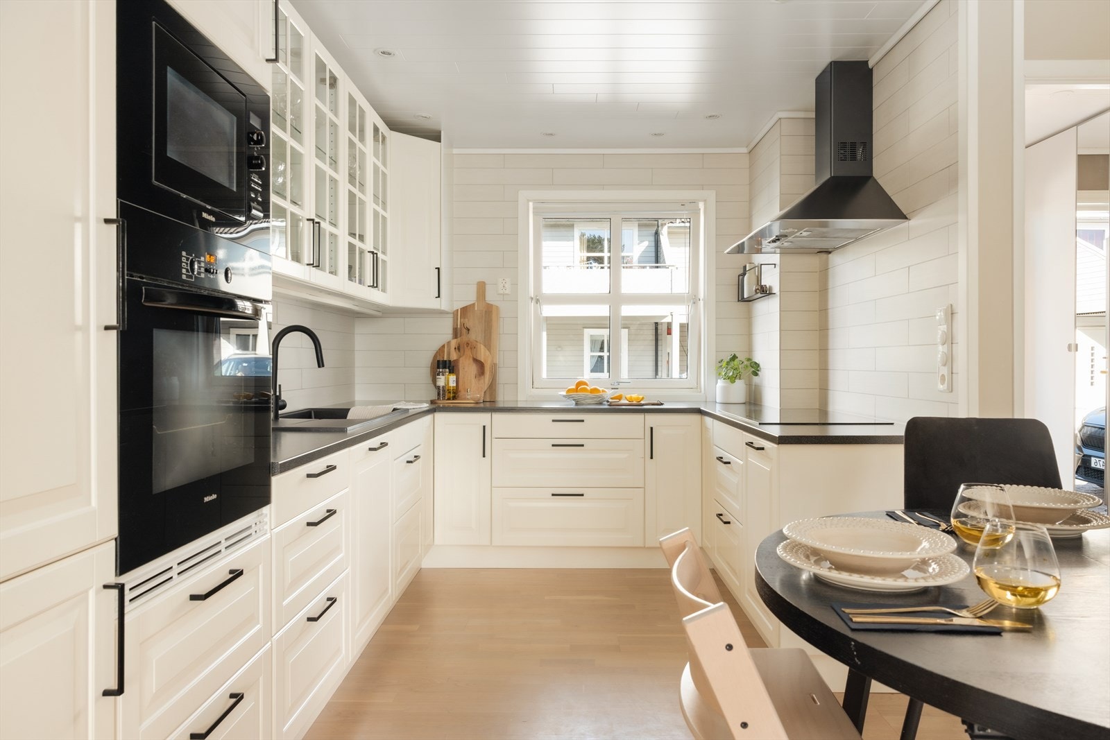 Romslig og tidløst kjøkken med god plass til både matlaging og oppbevaring Galleribilde