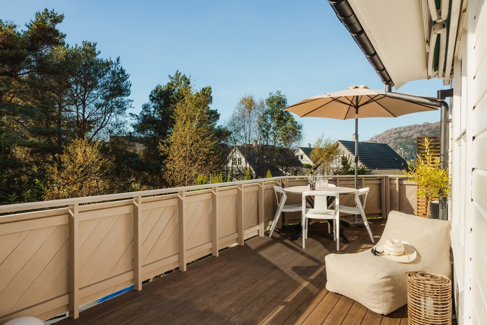 Her sitter du usjenert og nært på naturen Galleribilde