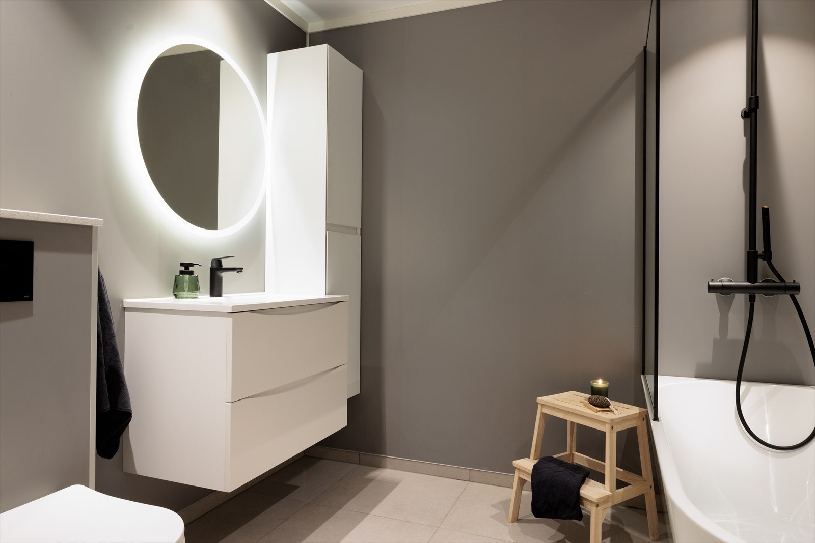 Badet i underetasjen ble oppgradert i 2023 og fremstår moderne og delikat, med baderomsplater på veggene og flislagt gulv med behagelig gulvvarme Galleribilde