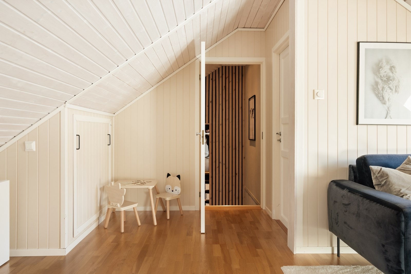 I boligens andre etasje byr også på en hyggelig TV-stue som egner seg perfekt som ekstra oppholdsrom Galleribilde