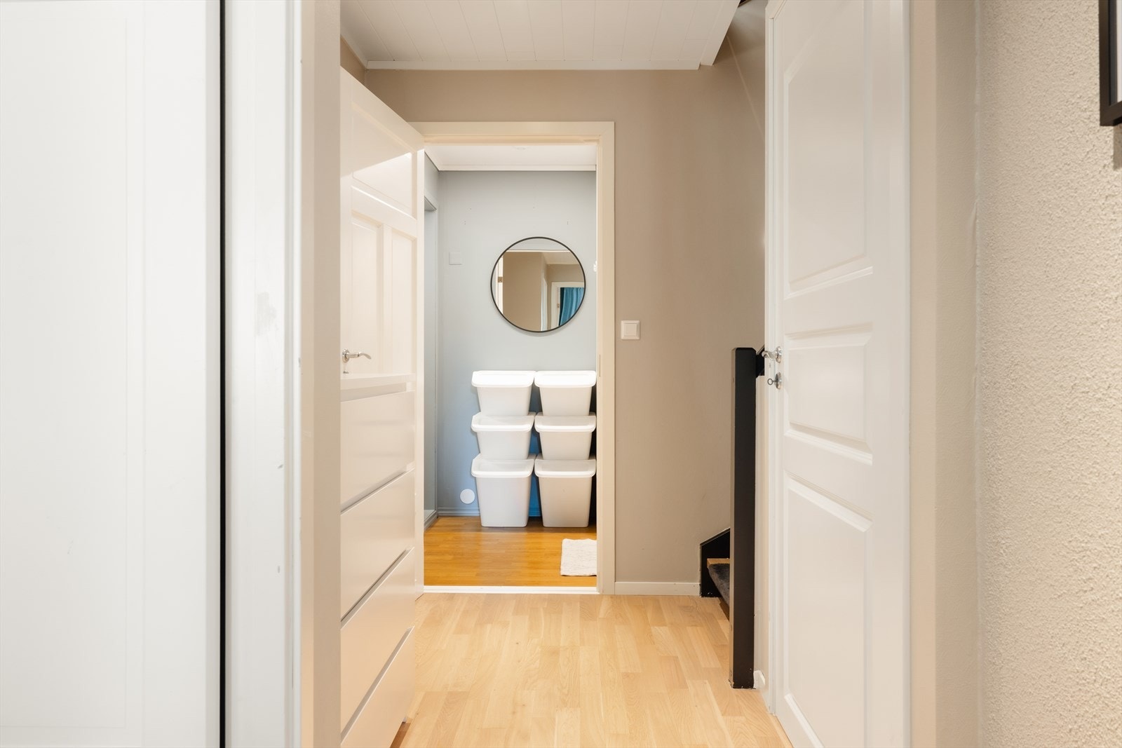 For ekstra lagringsplass er det en ekstra bod som i 2021 ble gjort om til walk-in-closet Galleribilde