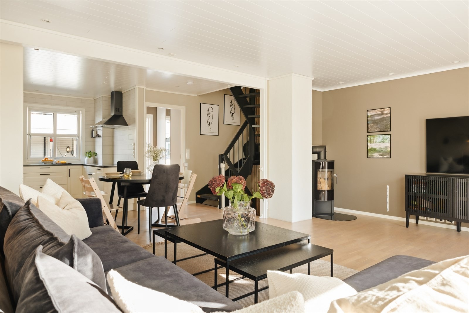 Den åpne løsningen gir en sosial utforming, som er perfekt når man har gjester! Galleribilde