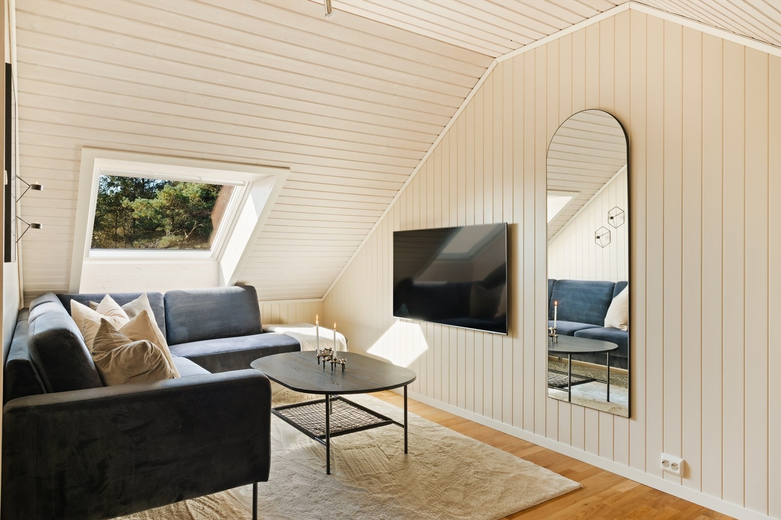 Rommet gir gode muligheter for møblering med sofa og mediebenk, og fungerer som et rolig supplement til boligens øvrige oppholdsarealer Galleribilde