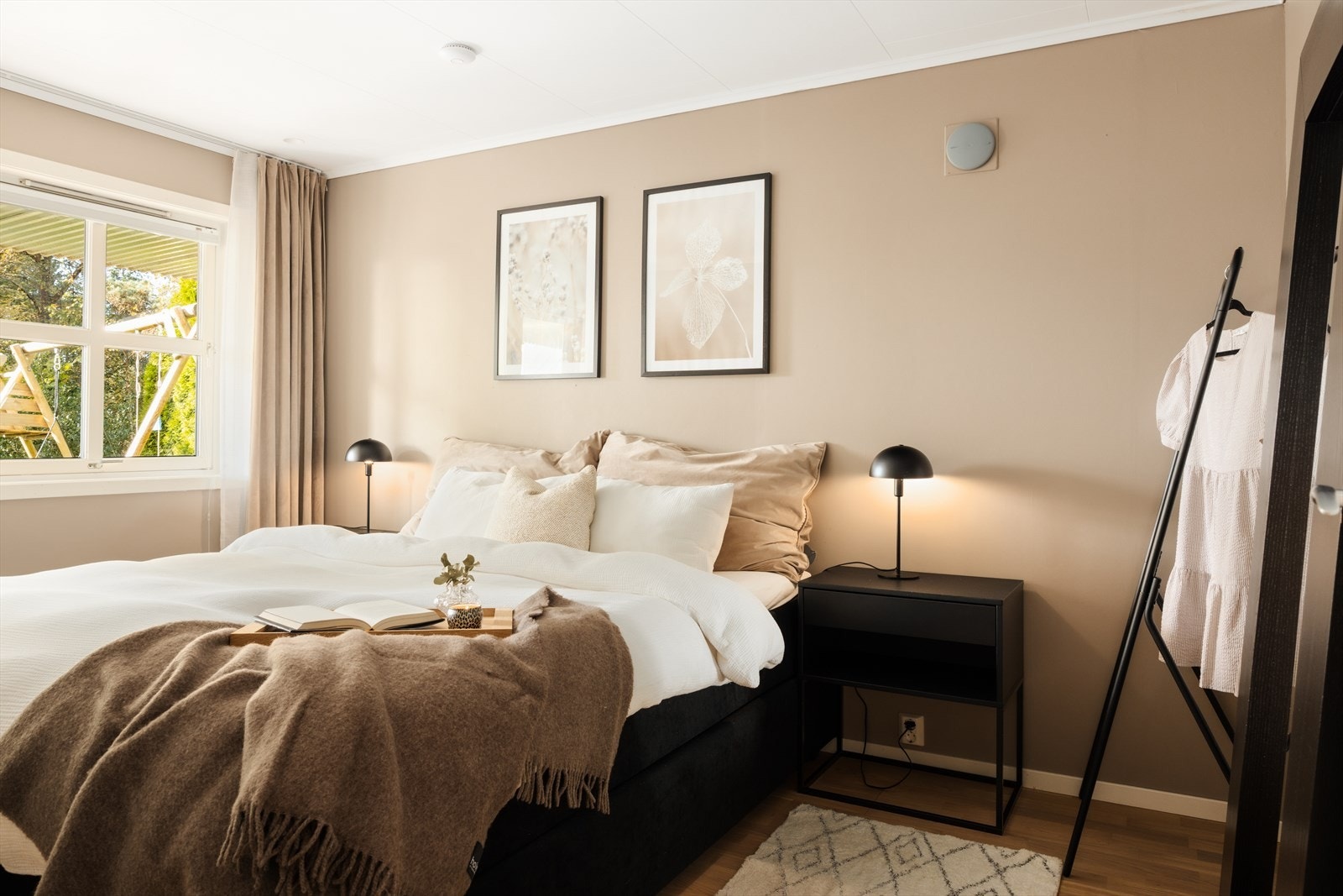 Tidsriktige fargevalg komplimenteres av det naturlige lysinnslippet Galleribilde