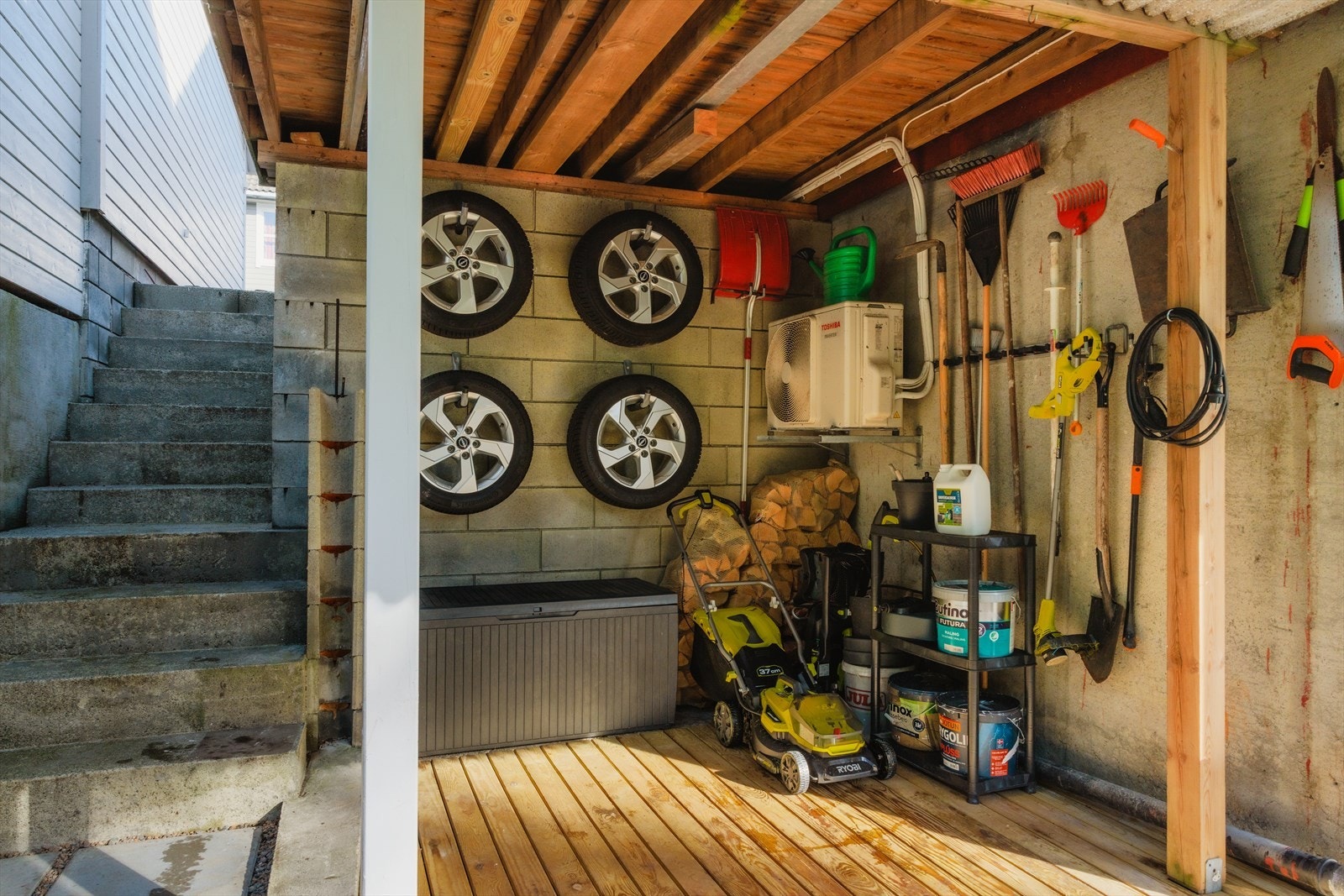 Egen oppbevaringsplass som gir god orden på både dekk og hageutstyr Galleribilde