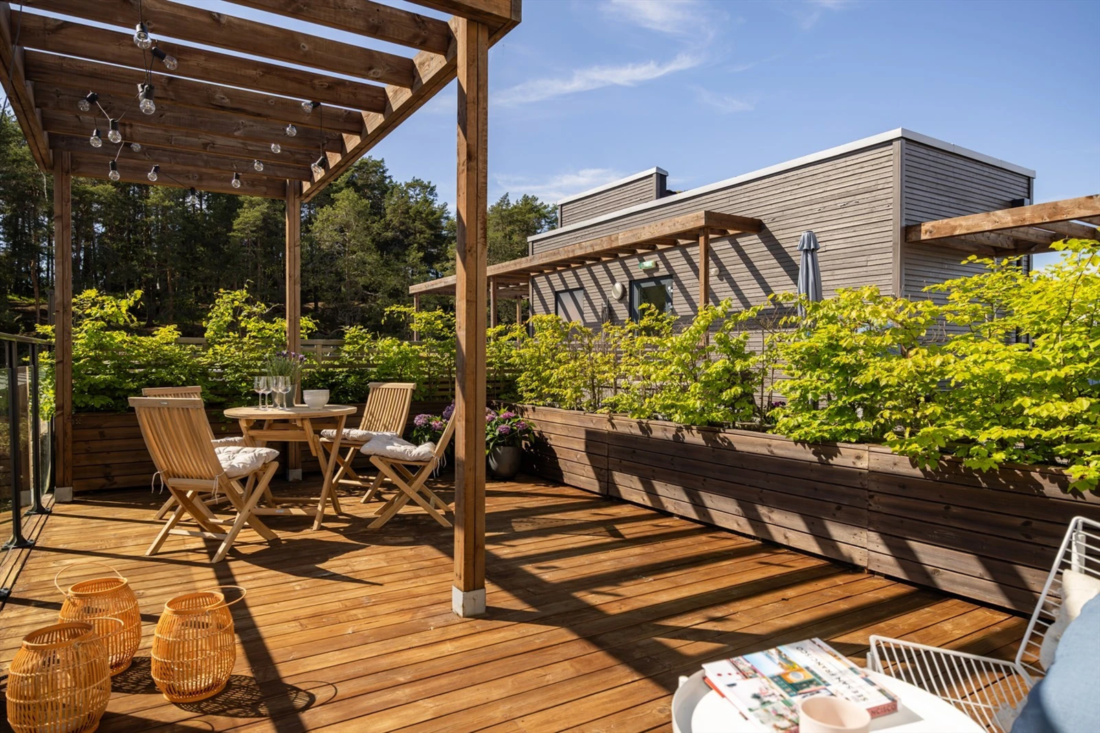 På den flotte takhagen kan du nyte solen, invitere venner til hyggelig grillkvelder eller bare trekke deg tilbake med en god bok. Galleribilde