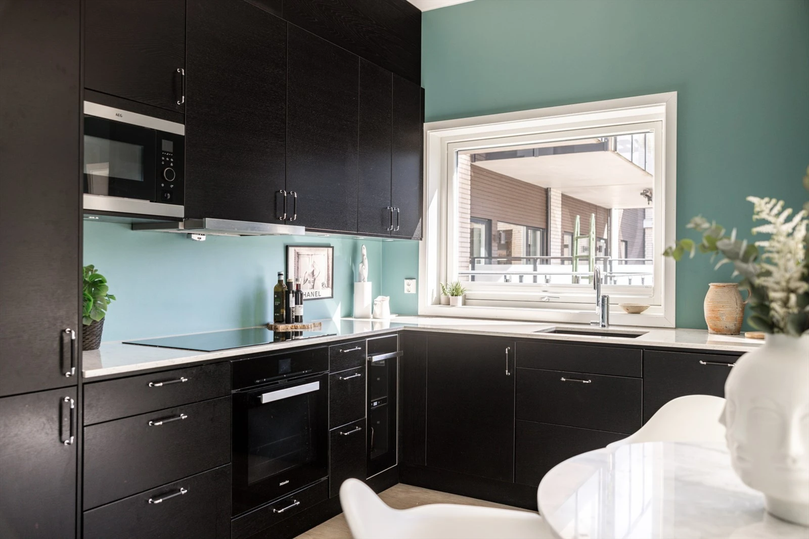 Det er en fin kombinasjon av skap- og benkeplass for både oppbevaring og matlaging. Virkelig et drømmekjøkken hvor hobbykokken kan boltre seg! Galleribilde