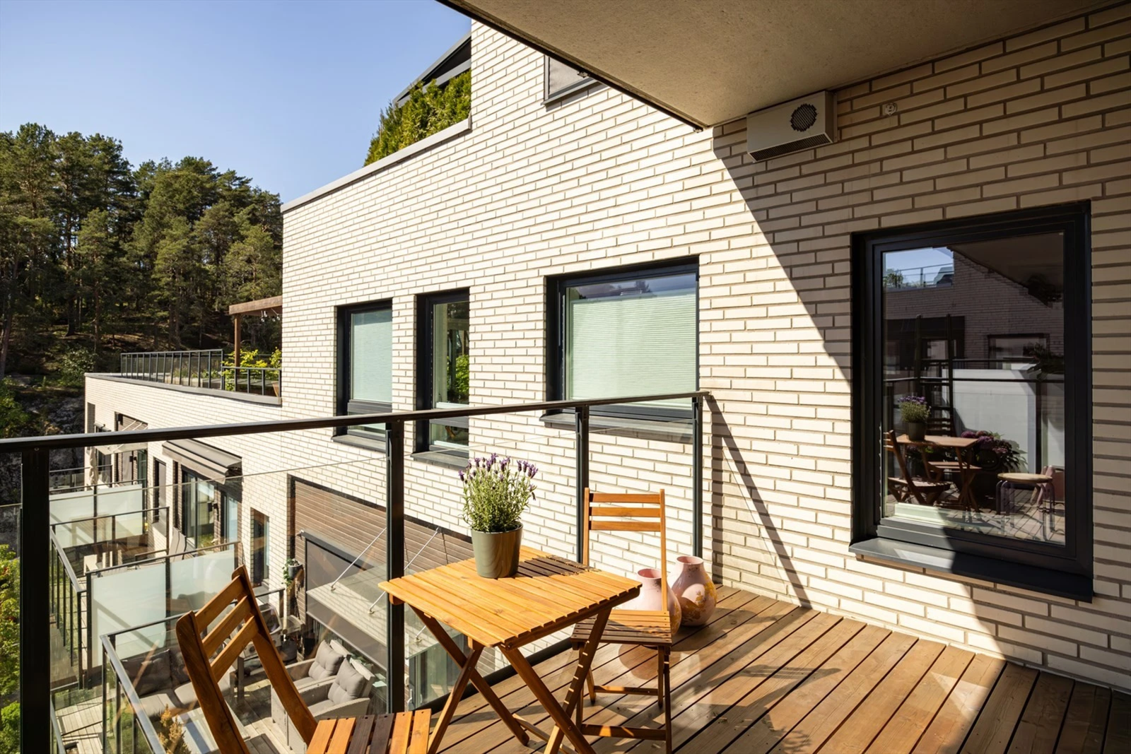 Balkongen er overbygd, som gjør det enkelt å f.eks. sette ut klær til tørk. Galleribilde