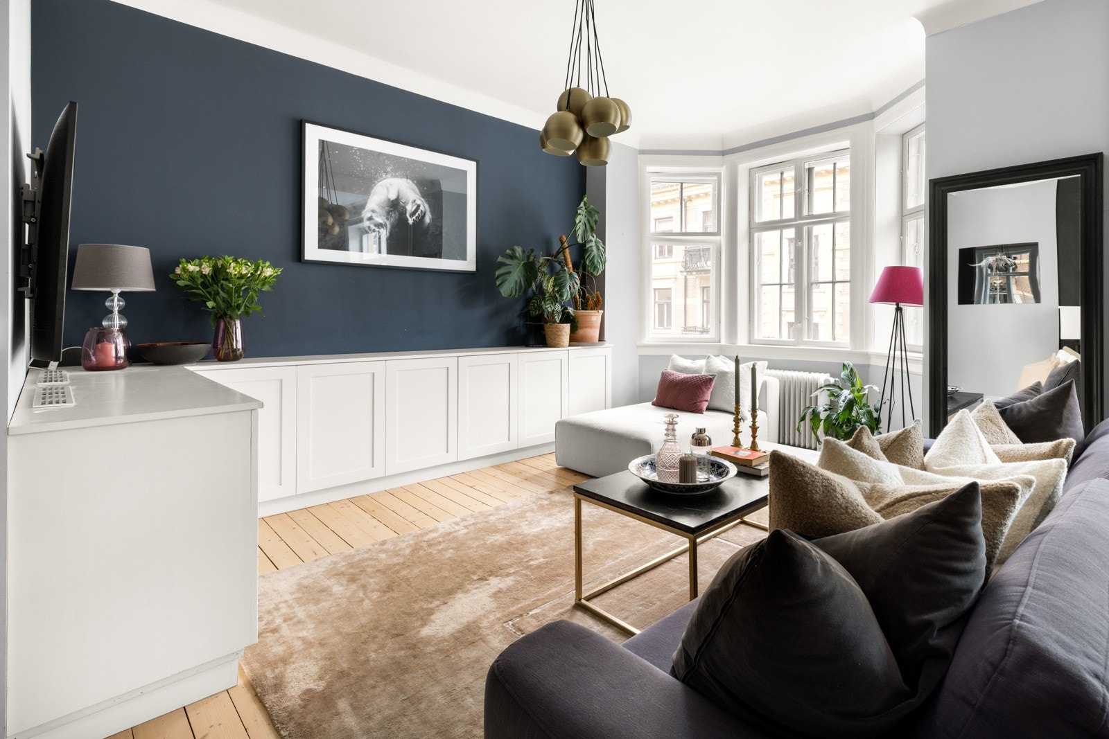 Stuen fremstår som svært luftig med store vindusflater i karnappet som slipper inn rikelig med naturlig lys. Galleribilde