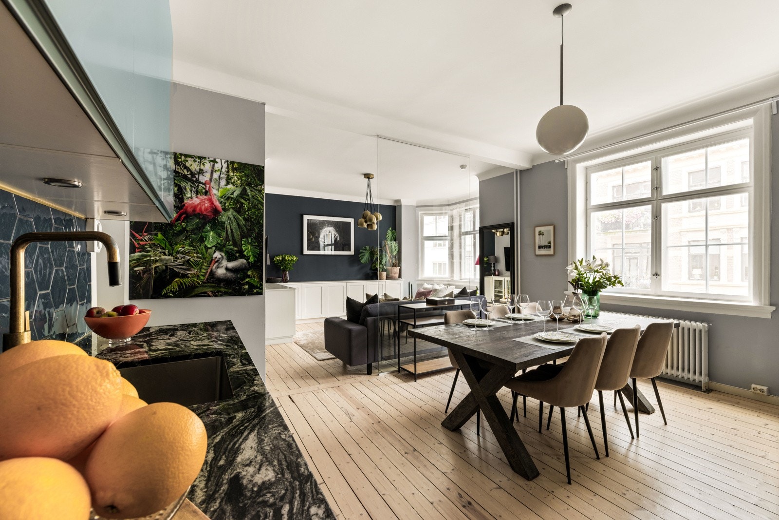 Spiseplassen skaper et naturlig skille mellom stuen og kjøkkenet. Galleribilde