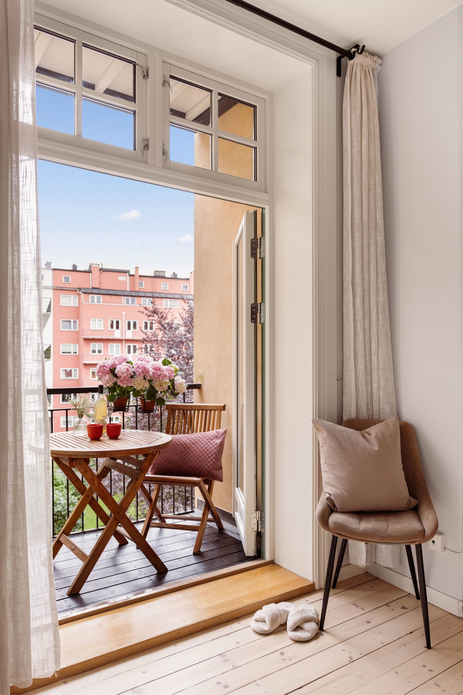 Fra rommet er det utgang til en overbygget balkong mot bakgården på ca. 2 kvm, etablert i 2018. Galleribilde