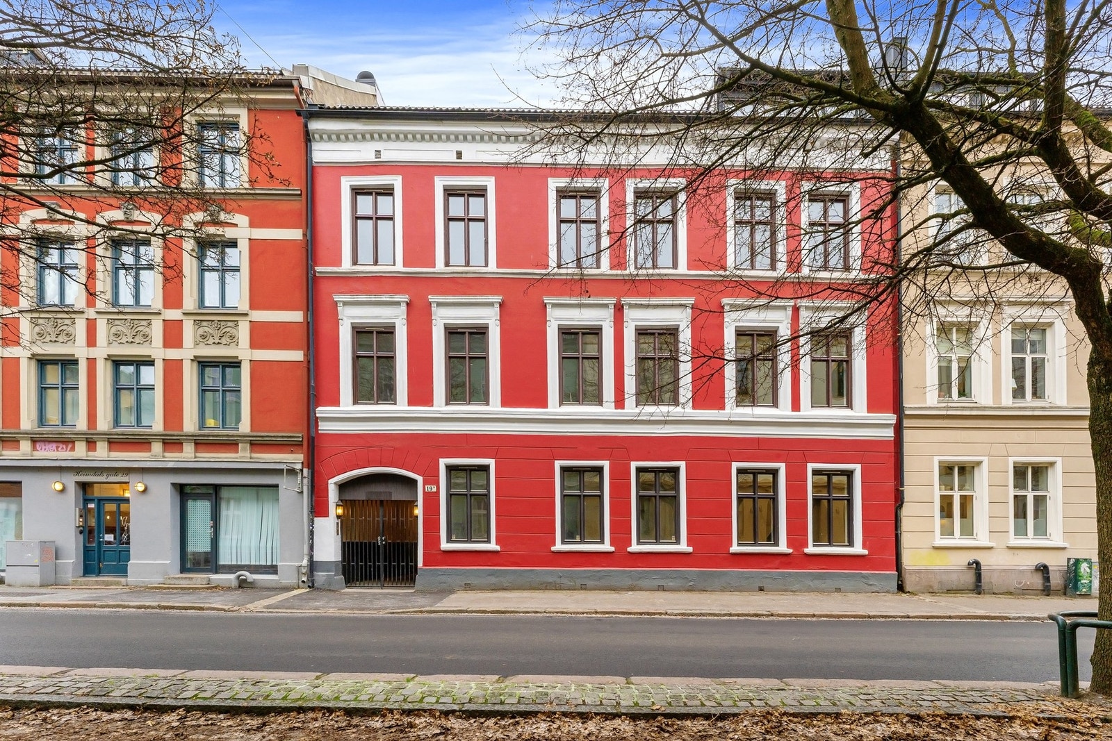 Vakker, klassisk 1890-gård i Gamlebyen. Galleribilde