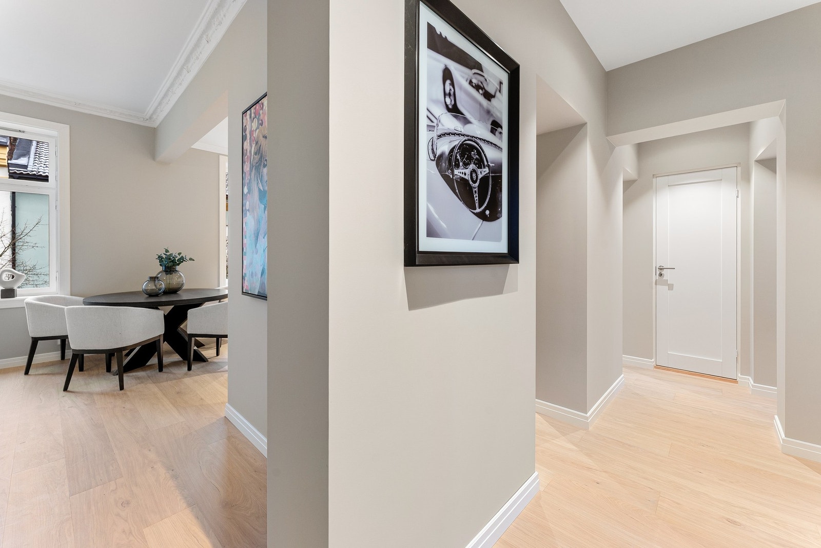 Romslig entre med adkomst til samtlige rom i leiligheten. Galleribilde