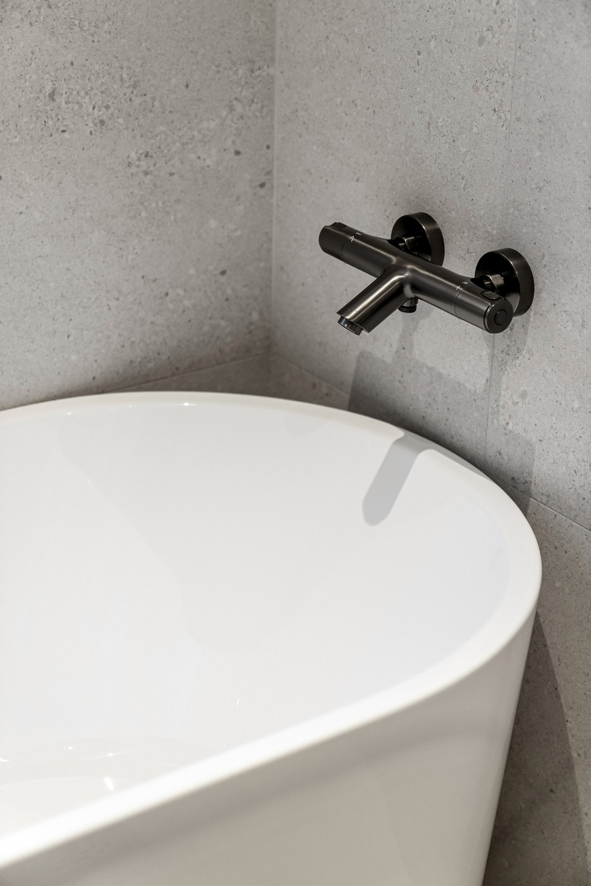 Lekre armaturer i børstet grafitt som matcher med armatur på baderomsinnredning og kjøkken. Galleribilde