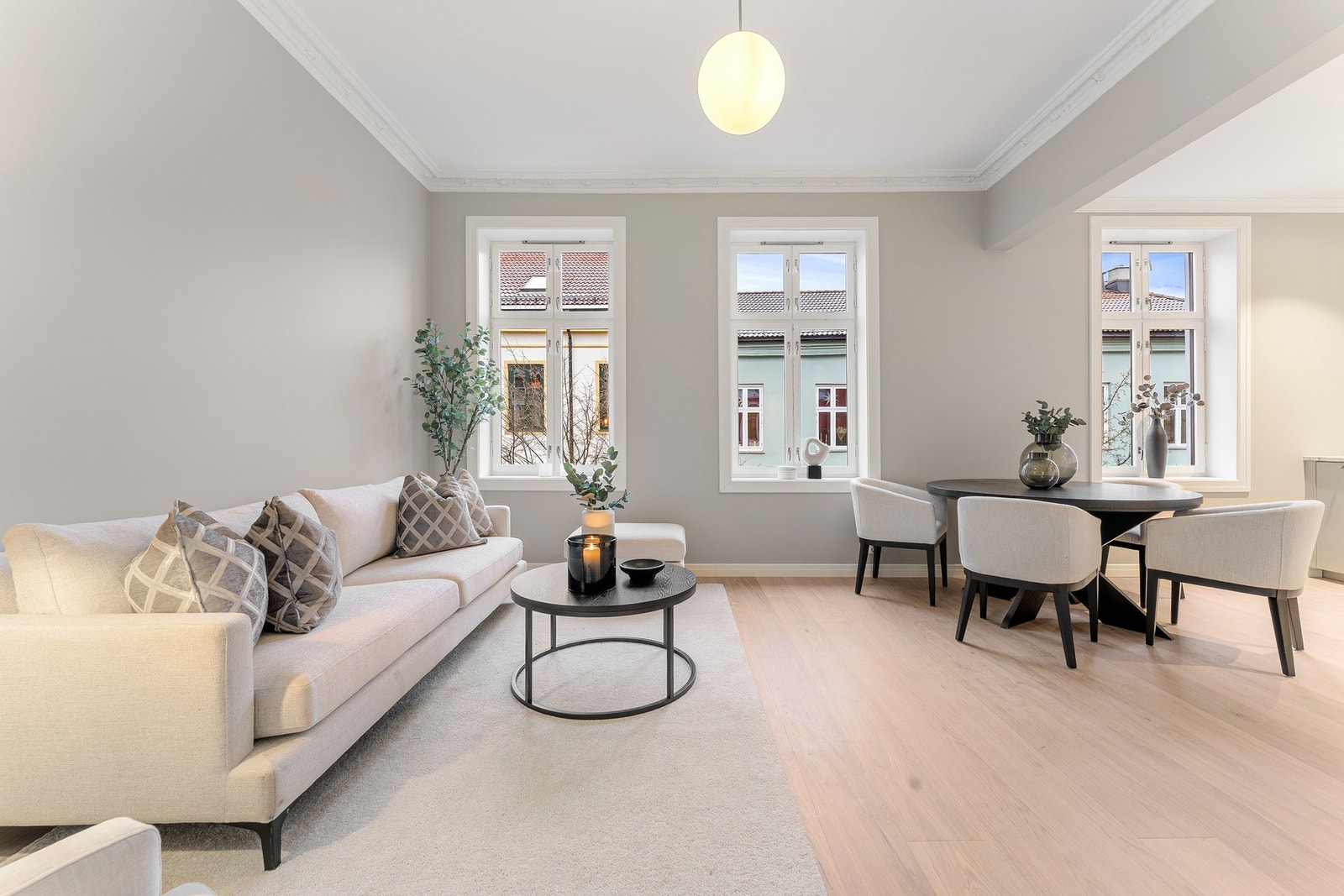 Det er lagt ny énstavs hardwood eikeparkett i hele leiligheten i 2025. Galleribilde