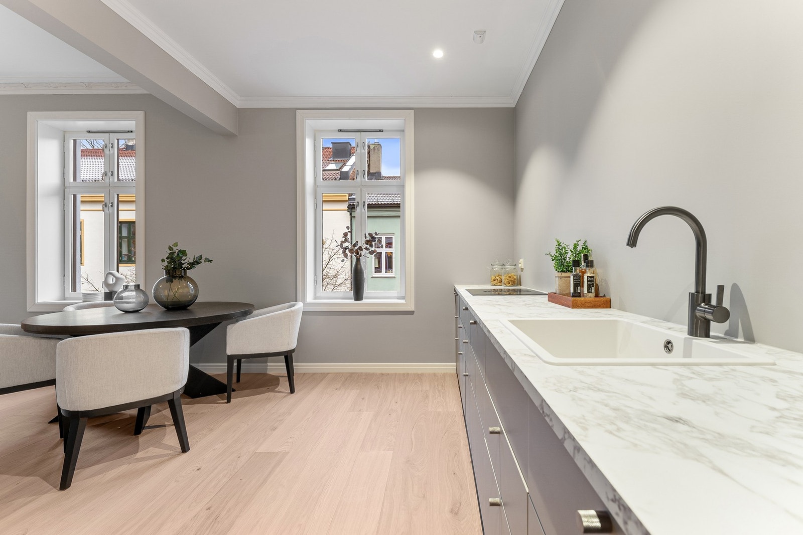 Nytt og lekkert kjøkken med rikelig arbeidsplass. Galleribilde