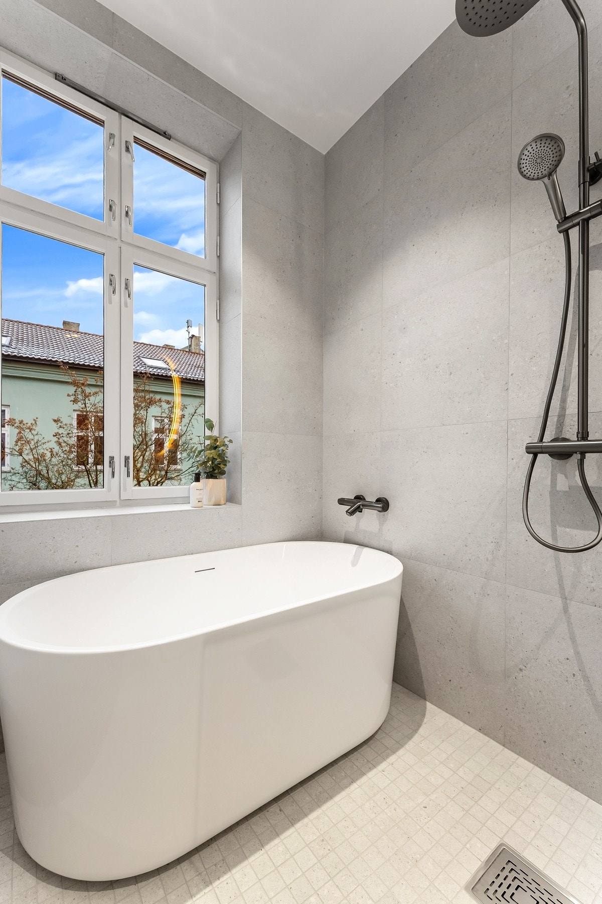 Ditt eget spabad med både badekar og dusj - hverdagsluksus! Baderommet er nyoppusset i 2025. Galleribilde