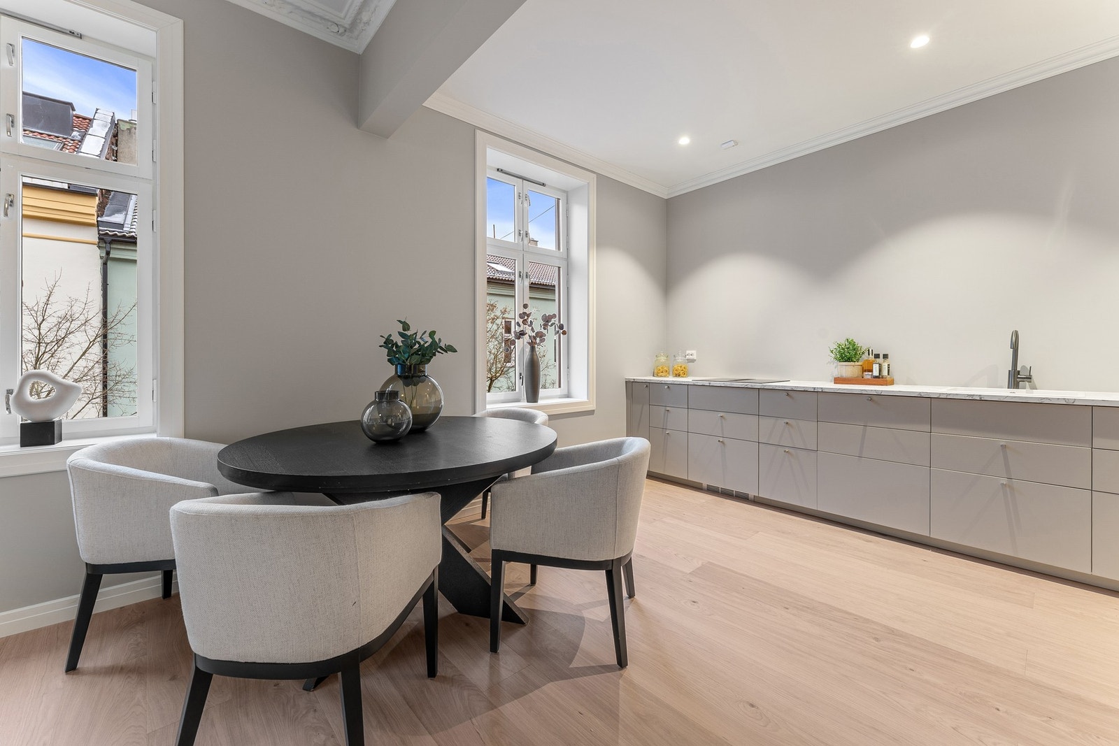 Etterspurt planløsning med to rom på rad. God plass til både stor spisestue og sofagruppe. Galleribilde